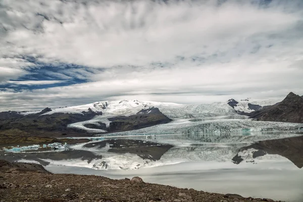 Een uitzicht op de met sneeuw bedekte bergen en een smeltende gletsjer — Stockfoto