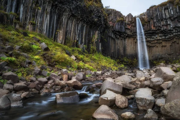 Vodopády Islandu Svartifoss. — Stock fotografie