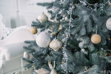 Noel, yeni yıl ağacı çelenk ve oyuncaklar parlak bir odada süslenmiş.