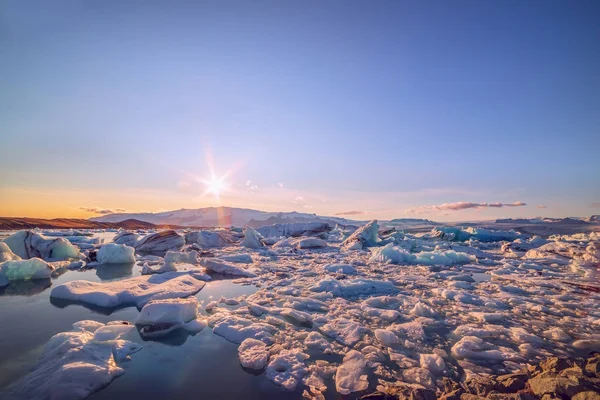 Una vista de las montañas nevadas y un glaciar derritiéndose —  Fotos de Stock