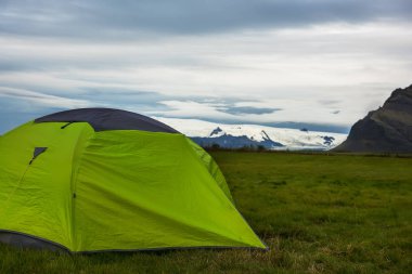 glade ile yeşil çim üzerinde turist çadır. 