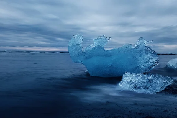 Cristal belo gelo esmeralda na água no oceano . — Fotografia de Stock