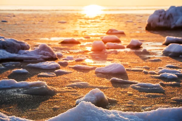 Invierno temprano mañana helada en el mar . —  Fotos de Stock