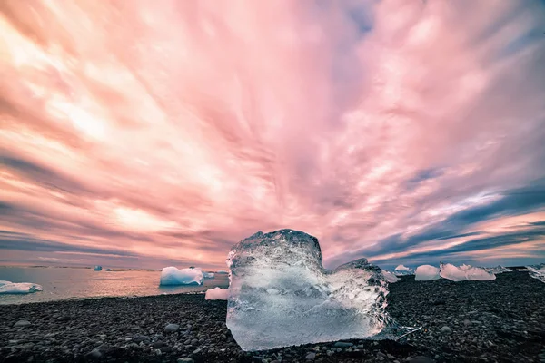 Заморожене серце на заході сонця — стокове фото