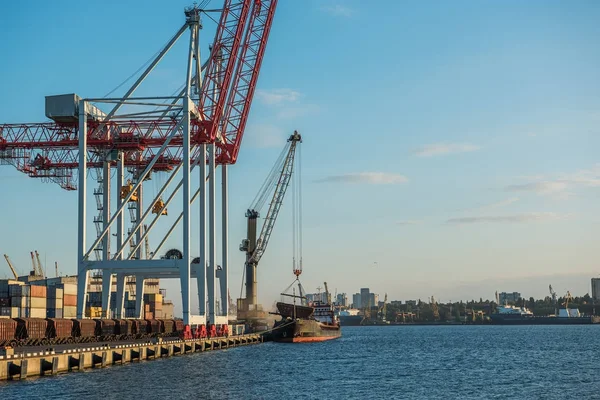 Una Vista Del Puerto Carga Grúas Barco Con Contenedores Muelle — Foto de Stock