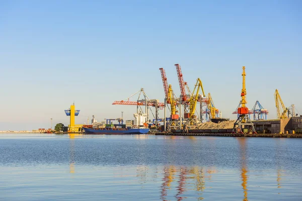 Uma Vista Porto Carga Guindastes Navio Com Contêineres Cais Dia — Fotografia de Stock