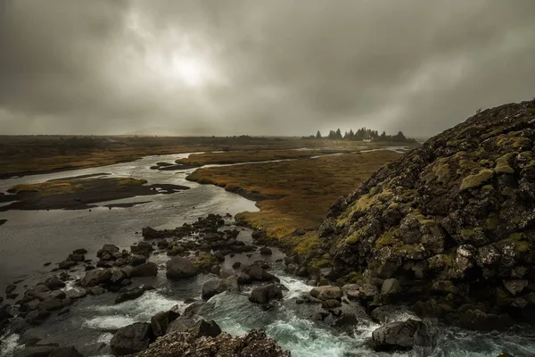 Tipikus Táj Izland Folyó Menekülés Vulkáni Képződmények Fut Ködös Völgyben — Stock Fotó