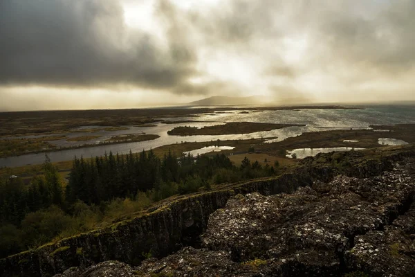 Krajina Islandu Pohled Kopce Údolí Velké Jezero Dramatická Obloha Krásné — Stock fotografie