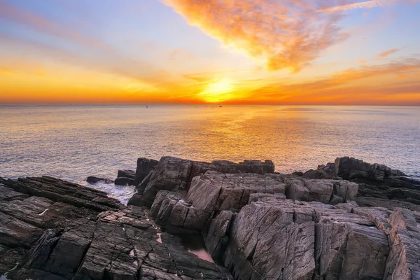 Hajnalban Atlanti Óceán Partja Egy Gyönyörű Köves Part Csodálatos Égbolt — Stock Fotó