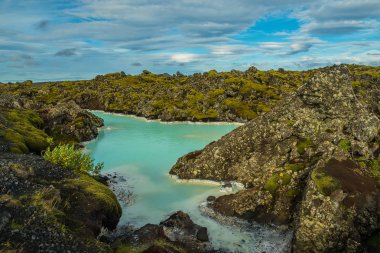 Su bir olağandışı gök rengiyle bir su birikintisi. Güzel bir gökyüzü bulutlu. Blue Lagoon. İzlanda. Jeotermal Gölü, eşsiz bir yer.