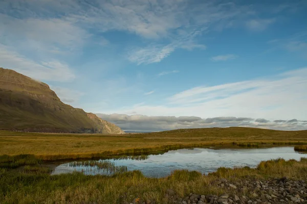 Laghetto Sullo Sfondo Verdi Montagne Collinari Paesaggio Tradizionale Dell Islanda — Foto Stock