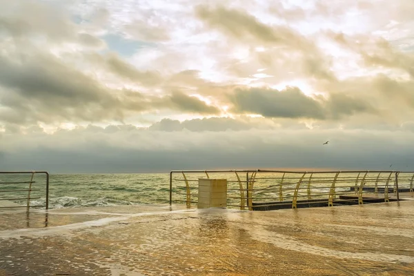 Una Mañana Tranquila Playa Mar Negro Muelle Madera Agua Ola —  Fotos de Stock