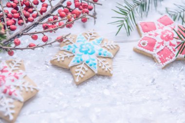 neşeli Noel, yeni yıl ekran koruyucu, kartpostal, arka plan. Ev yapımı parlak gingerbreads, bir Noel ağacın, hafif bir arka plan üzerinde kar... tatil ve sihirli ruh.