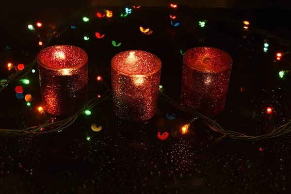 Красивые Свечи Светящиеся Гирлянды Сверкающие Огни Отражения Тёмное Абстрактное Фото — стоковое фото