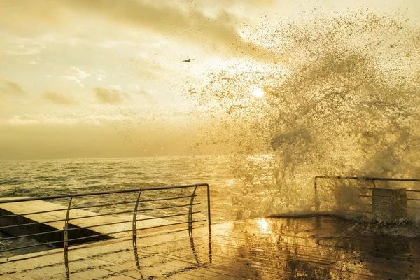 Una Mañana Tranquila Playa Mar Negro Muelle Madera Agua Ola —  Fotos de Stock