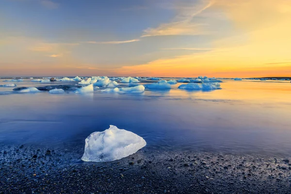 Costa Del Océano Atlántico Témpano Hielo Una Playa Arena Negra —  Fotos de Stock