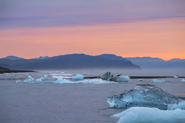 Costa Oceano Atlântico Lagoa Glaciar Bancos Gelo Estão Flutuando Sobre — Fotografia de Stock