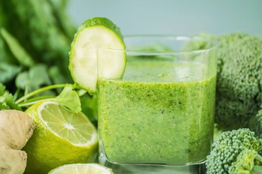 Smoothies yeşil sebze ve çevresinde çeşitli yeşil sebze. Vitaminler vücut detoks temizlik, kokteyl.