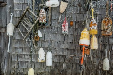 Büyük eski bir balıkçılık lodge duvara yengeçler yakalamak için yüzer. Amerika Birleşik Devletleri. Maine. Balıkçı köyleri Amerikan sahil boyama.