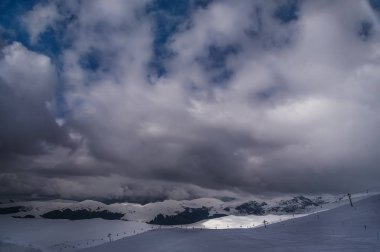 Kış Kayak Merkezi güzel manzarasına. Bulutlarda mesafe teleferik ile Dağları.