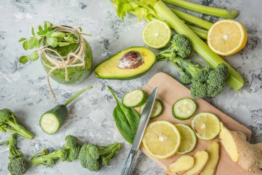 Smoothies yeşil sebze ve çevresinde çeşitli yeşil sebze. Vitaminler vücut detoks temizlik, kokteyl.