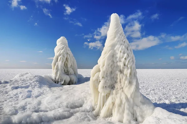 Icicles Gelo Enormes Formação Cais Mar Congelado Dia Brilhante Ensolarado — Fotografia de Stock