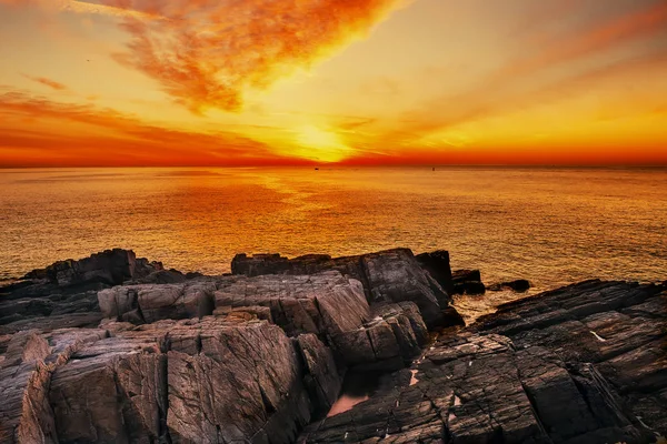 Hajnalban Atlanti Óceán Partja Egy Gyönyörű Köves Part Csodálatos Égbolt — Stock Fotó