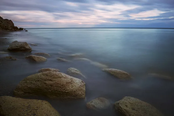 Tarde Junto Mar Piedras Cubiertas Musgo Agua Cielo Atardecer Larga —  Fotos de Stock