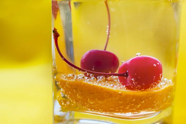 Fruit Glass Soda Water Bright Juicy Close Gas Bulbs — Stock Photo, Image