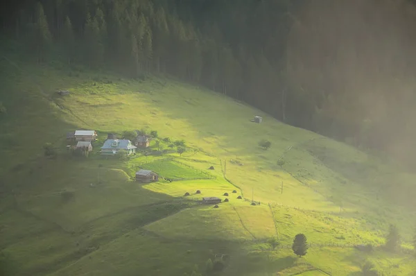 Dimineaţă Frumoasă Munţi Priveliște Sus Lamă Case Rurale Mici Printre — Fotografie, imagine de stoc