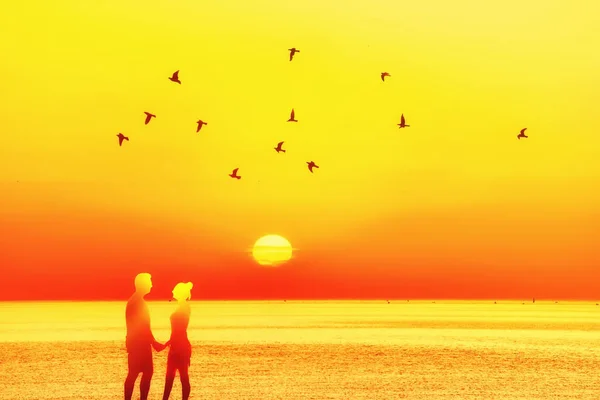 Фотоколлаж Морской Пейзаж Закат Рассвет Силуэт Пары Против Солнца — стоковое фото