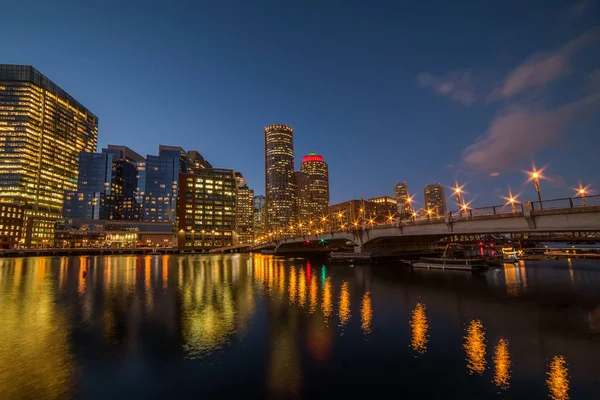 ライトの高層ビル街の夜景 ボストン アメリカ — ストック写真