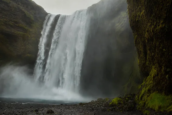 Una Poderosa Cascada Entre Las Rocas Cubiertas Musgo Verde Islandia —  Fotos de Stock