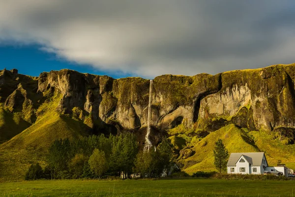 Дом Подножия Гор Водопад Типичная Жизнь Исландии Мягкий Закат — стоковое фото