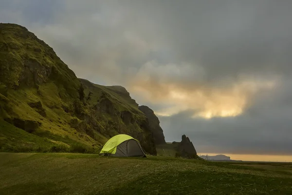 Tenda Sul Pendio Delle Montagne Dure Nuvole Montagne Dell Islanda — Foto Stock