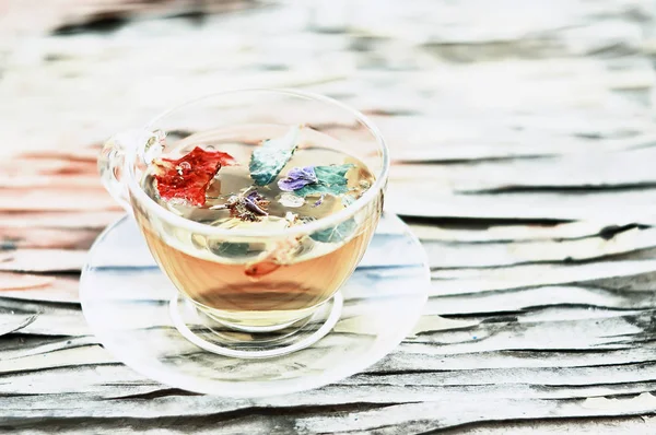 Una Taza Transparente Con Floral Una Superficie Vieja Interesantemente Agrietada — Foto de Stock