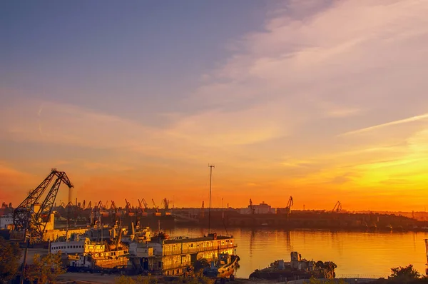 Vista Porto Pôr Sol Silhuetas Dos Guindastes Pôr Sol — Fotografia de Stock