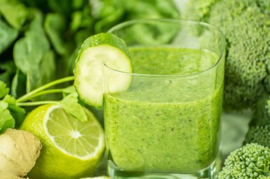 Smoothies yeşil sebze ve çevresinde çeşitli yeşil sebze. Vitaminler vücut detoks temizlik, kokteyl.