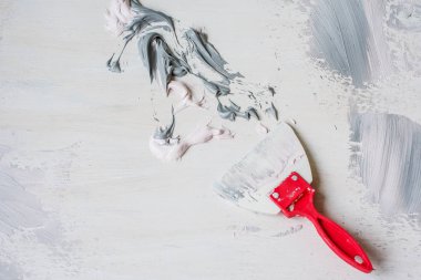 Araçlar spatula ve yayma, Macun üzerine gri duvar parçaları. Onarım işlemi.