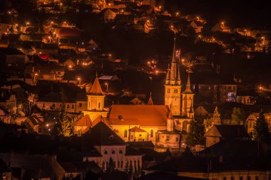 Şehir ve Kuleli eski bir bina gece görünümü yukarıdaki. Romanya. Brasov. Transilvanya. Europe.