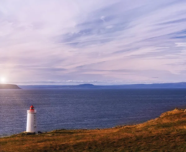 Solnedgång Stranden Viken Fyren Vilda Öde Stranden Viken Siluetter Berg — Stockfoto