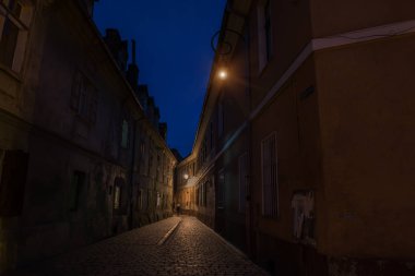 Eski şehrin dar eski sokak. gece fotoğraf. Brasov. Romanya. Europe.