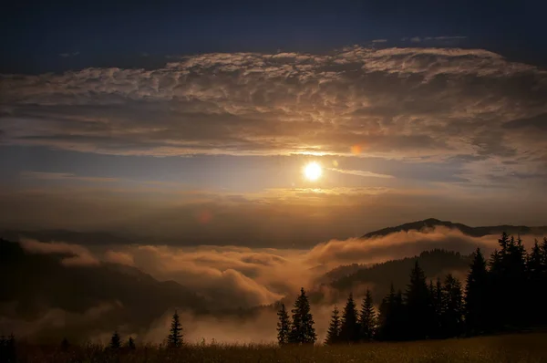 Unglaublich Schöne Neblige Morgendämmerung Den Bergen Nebel Zwischen Den Riesigen — Stockfoto