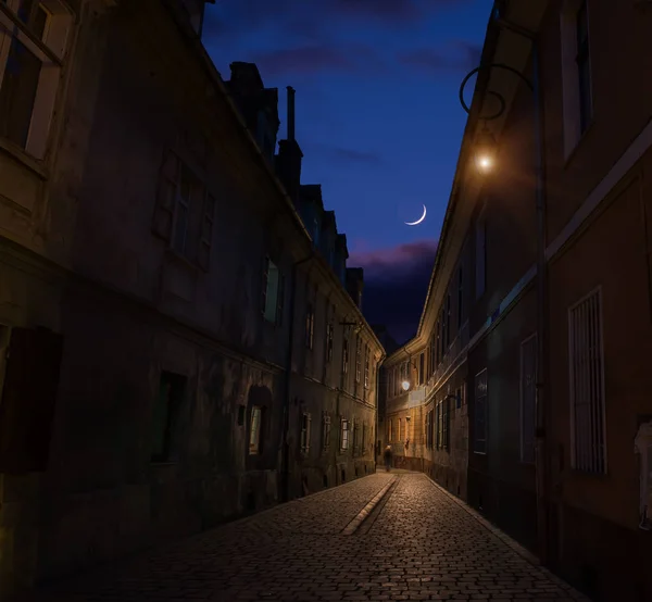 Eski şehir ve bulutlar gökyüzünde ay dar eski sokak. gece fotoğraf. Brasov. Romanya. Europe.