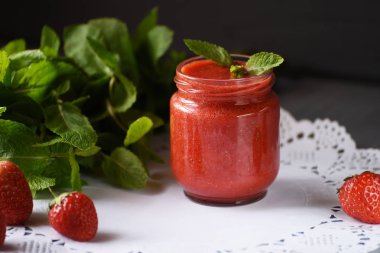 Smoothies çilek ve nane yaprağı. Yararlı vitamin berry içeceği.