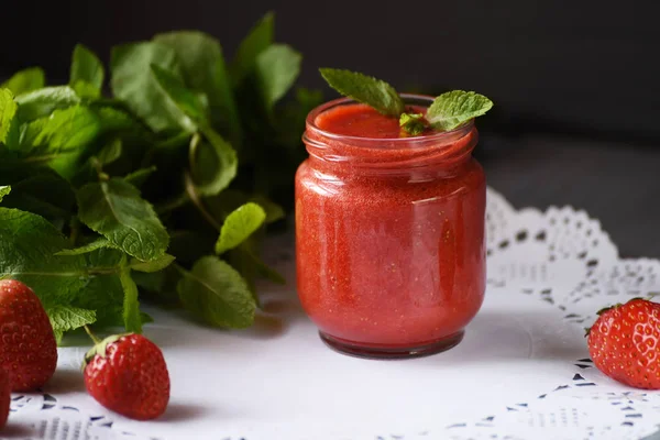 Batidos Fresas Hojas Menta Bebida Bayas Vitamínicas Útil — Foto de Stock