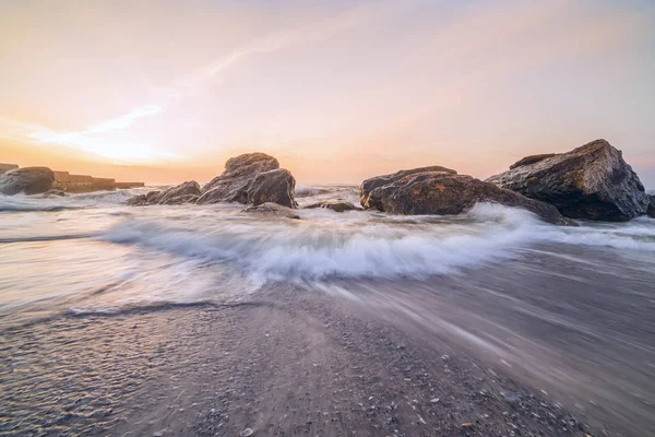 Hermoso Amanecer Playa Ola Acerca Orilla Olas Rompiendo Contra Piedras —  Fotos de Stock