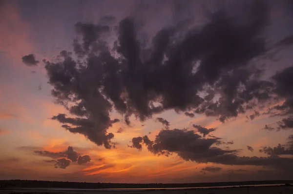 Прекрасный Закат Озере Берег Шилуэту Фоне Заходящего Солнца — стоковое фото