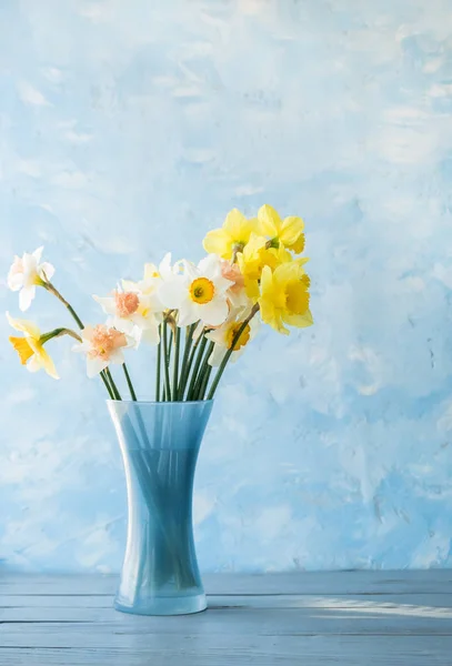 Kwiaty Żonkile Różnego Rodzaju Niebieskim Wazonie Niebieskim Tle Upojny Zapach — Zdjęcie stockowe