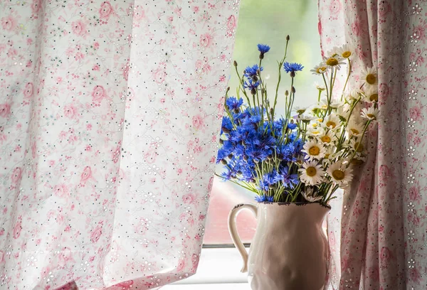 Basit bir buket Peygamber ve chamomiles penceresinde alan çiçek. Kırsal basit eşyalar, rahat bir ev atmosferini. Provence stili.